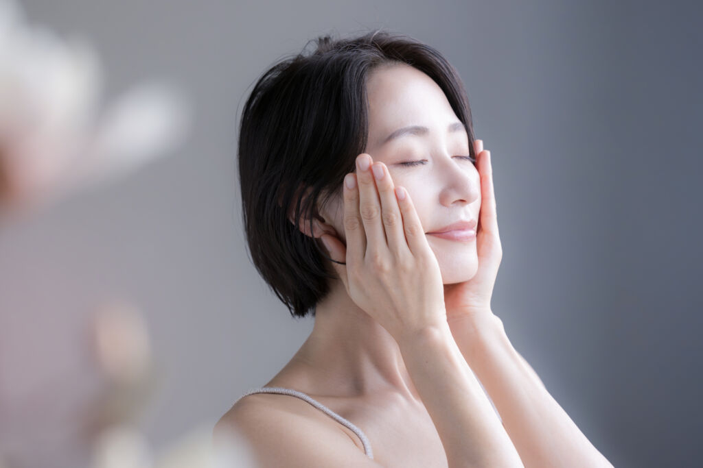 頬に手を当てる女性のイメージ